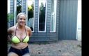 Garter sex: Orgasmo nudo davanti a casa mia