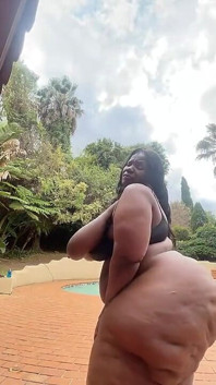 MILF montel eboni striptis di luar
