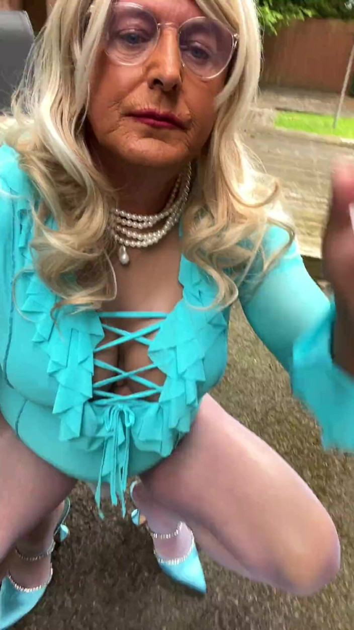 Kellycd2022: Amateur Crossdresser Kellycd2022 Sexy MILF w białych rajstopach i szpilkach