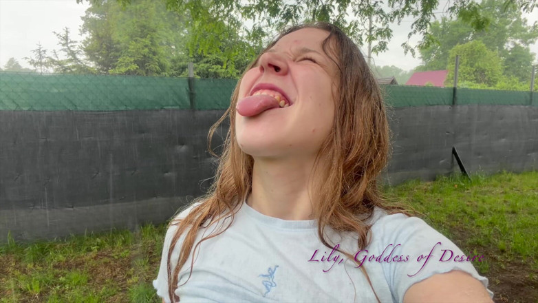 Lily, Goddess of Desire: Garota maluca e sem vergonha brincando na chuva