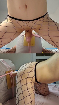 Irrumare trans femboy montando consolador en webcam y corriéndose