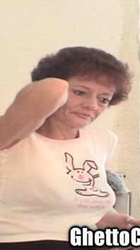 Nenek yang tertekan menghisap zakar Pro British Slag Ghetto blowjob beg jalang!