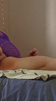 Freundin masturbiert ihre haarige muschi