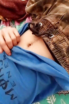 Gangbang straight: Chlapec s modrým tričkem