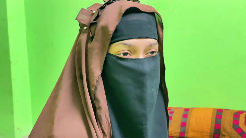 Riya Chowdhury: Niqab hookup - menina asiática gostosa mostra seu cara com tesão...