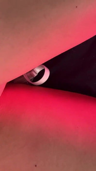 Kamera sudut pandangan pertama. Neon Sex Dengan Barbie Bertatu dan Superman, Fetish Dan Pancutan Mani Pada Pantat