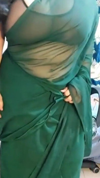 Awek desi melancap pantat besar dirinya