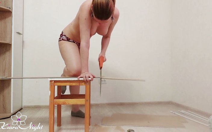 Kiara Night: Blondine masturbiert muschi und kommt nach reparaturarbeiten