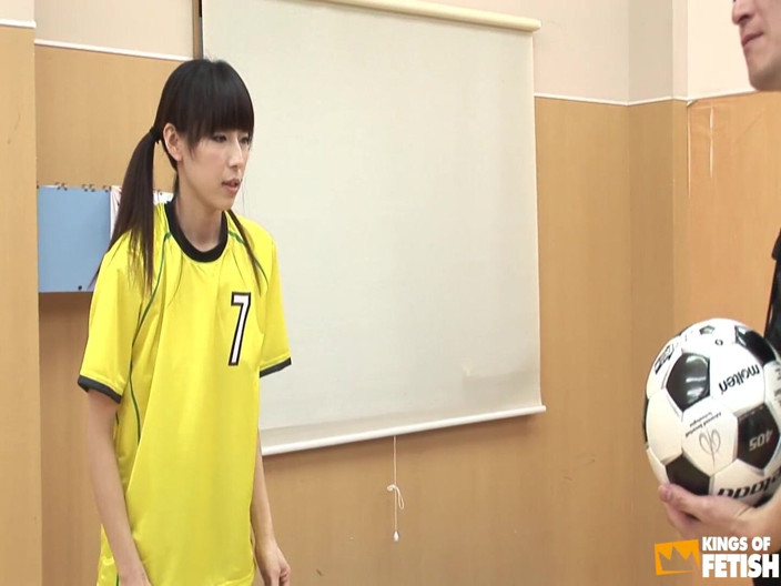 Pure Japanese adult video ( JAV): Japon futbol kızı iş arkadaşlarının ve koçunun önünde iki adama sakso çekiyor