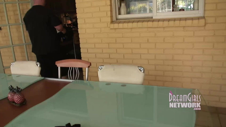 Dream Girls: 2 hete blondines masturberen aan het zwembad met een dildo