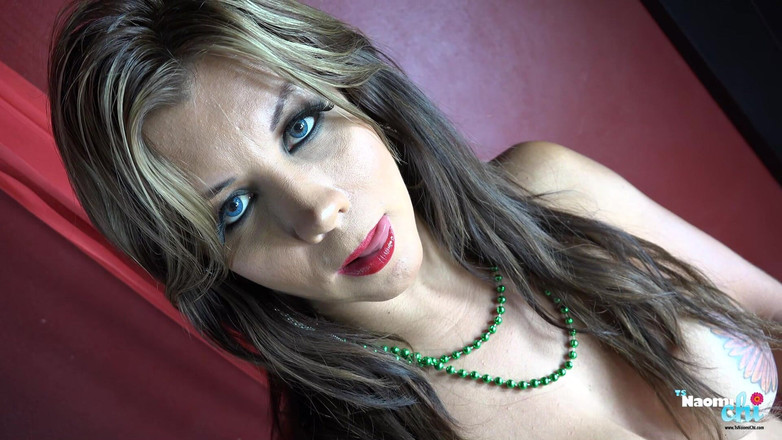 Ultra Shemales: Modellieren von höschen und bh Naomi Chi strippt und spielt...