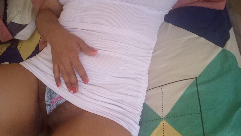 PATY PATY: 火辣黑发女郎用裸露的衣服炫耀她的性感礼服