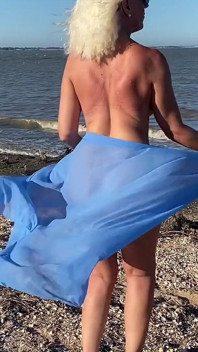 Nackt am öffentlichen strand ausziehen