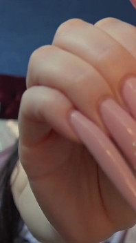 Adoración de uñas rosas brillante