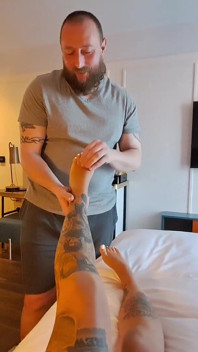 继妹，汗湿的脚崇拜和足交