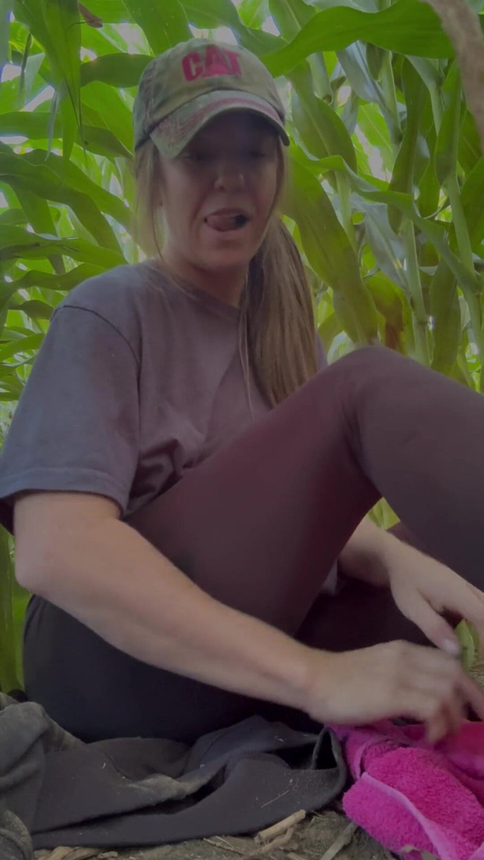 MisssRyder: Masturbieren auf einem Maisfeld mit dildo