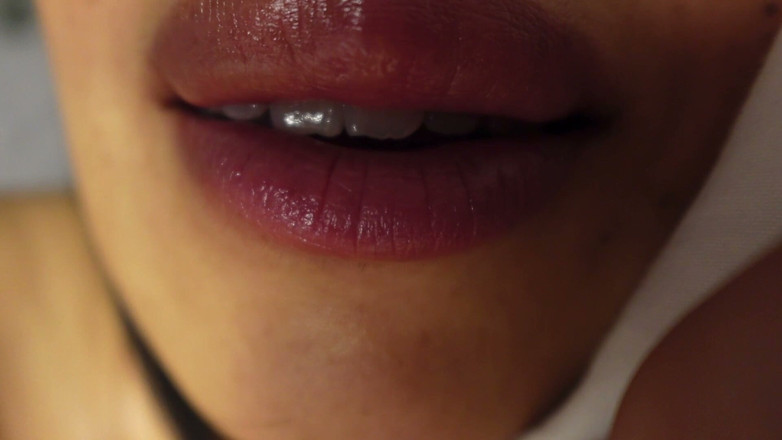 Asmr_mouth: صديقتك الساخنة في سريرك تلعقك
