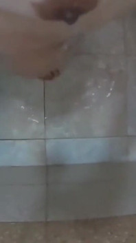 Ibu mertua saya merakam dirinya di bilik mandi untuk menggoda saya - pt. 2