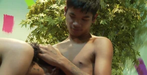 Cewek eksotis asia dengan kulit kecokelatan dan kecokelatan