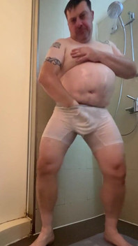 Ducha de ropa blanca mojada uno