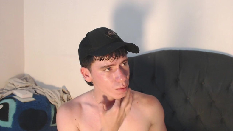 Icyhot707: Mi scopa con un dildo da 20 cm e poi me...