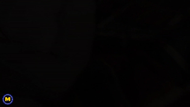 Mature NL: O matură păroasă sexy adoră să fie futută și pulverizată cu...