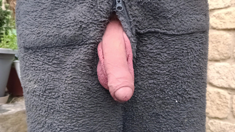 Rockardglans: 큰 자지 클로즈업 야외의 Onesie Wank 떨어지는 정액