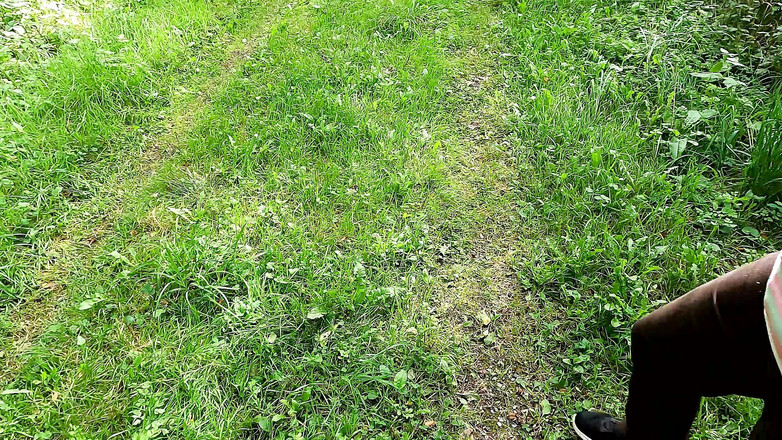 Bouncy Tits Action: Schiaffeggia le sue tette mentre fa un'escursione nuda