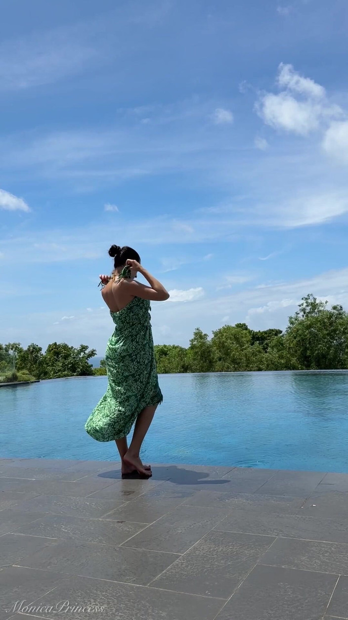 Princess Monica: Škádlení u bazénu v Mikro bikinách, Plavání