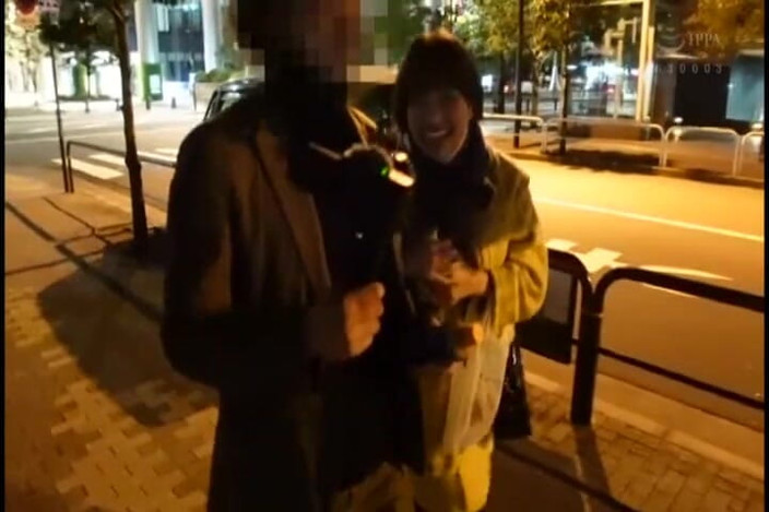 CherryBONBON: Jedna noc do wschodu słońca Hazuki Wakamiya podejmuje niekończące się...