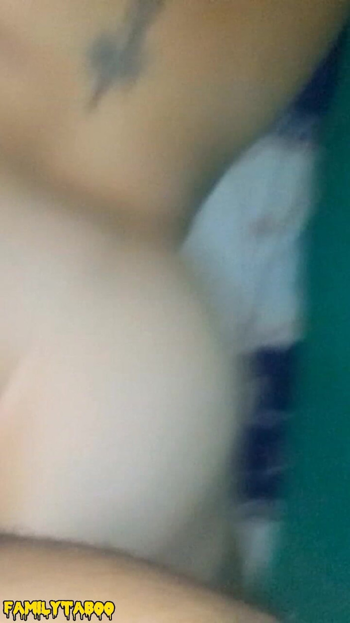 Sofixxx: Putain, quel cul délicieux, ma demi-sœur ne peut s’empêcher de...