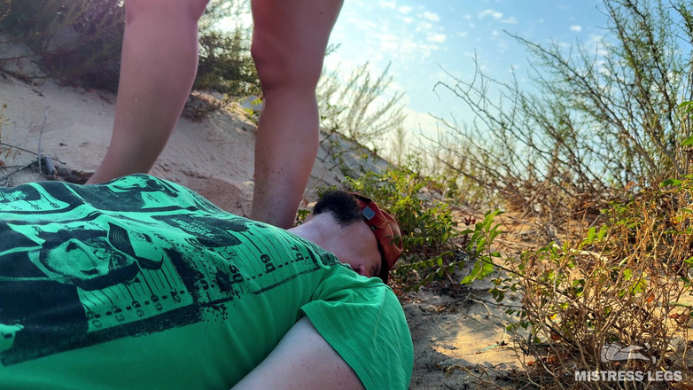 Mistress Legs: Paní Pisses přímo do úst otroka na divoké pláži