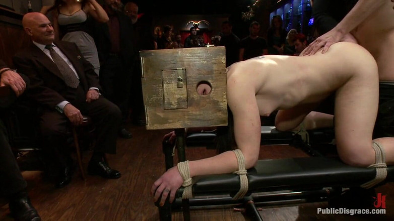 Public Disgrace by Kink: सुंदर काले बाल वाली तीन होल वाली वेश्या में सिमट गई