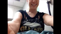 Doctor me pilla masturbándome en su habitación