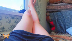 Kitty_Cross: Femboy minunat de stabilire pe canapea cu picioarele încrucișate