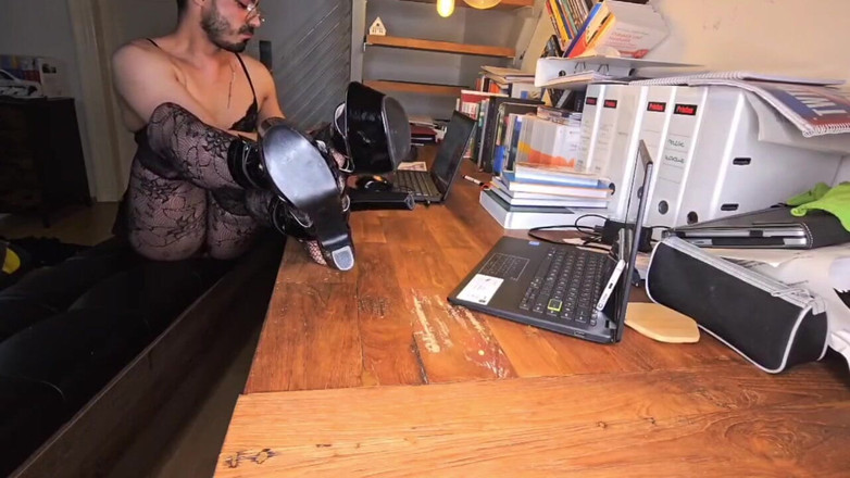 Blackfemboygerman: Femboy este excitată la birou