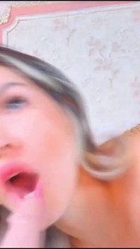 Blonďatá holka jezdí na svém robertku a klouže to hluboko