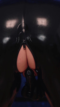 Seksuele latex blonde milf spuit met dildo neukpartij