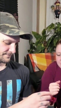 Evyleen kysser läppar klitoris vibrator unboxing och onani
