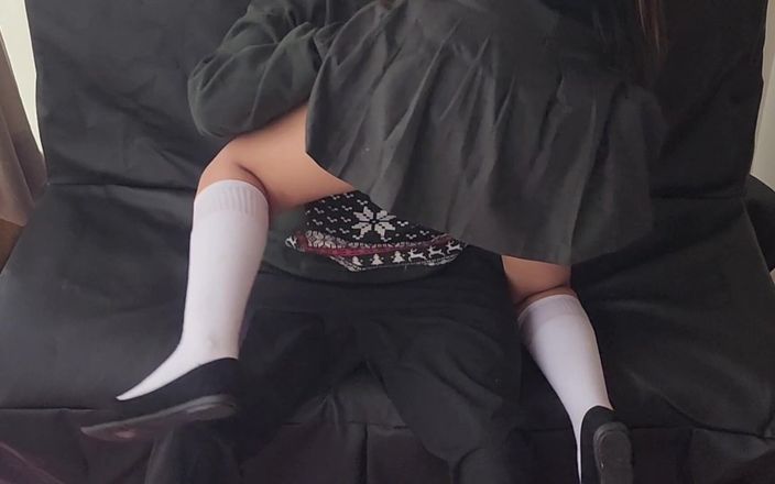 Astrid Cute: 다른 구멍에 있어! 치마와 스타킹을 입고 따먹히는 복종하는 아마추어 학생