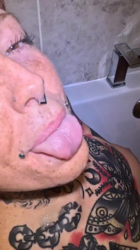 I Let My Bestfriend Pee on Me!