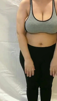 Het yoga med mamma i tighta leggings och sport -behå