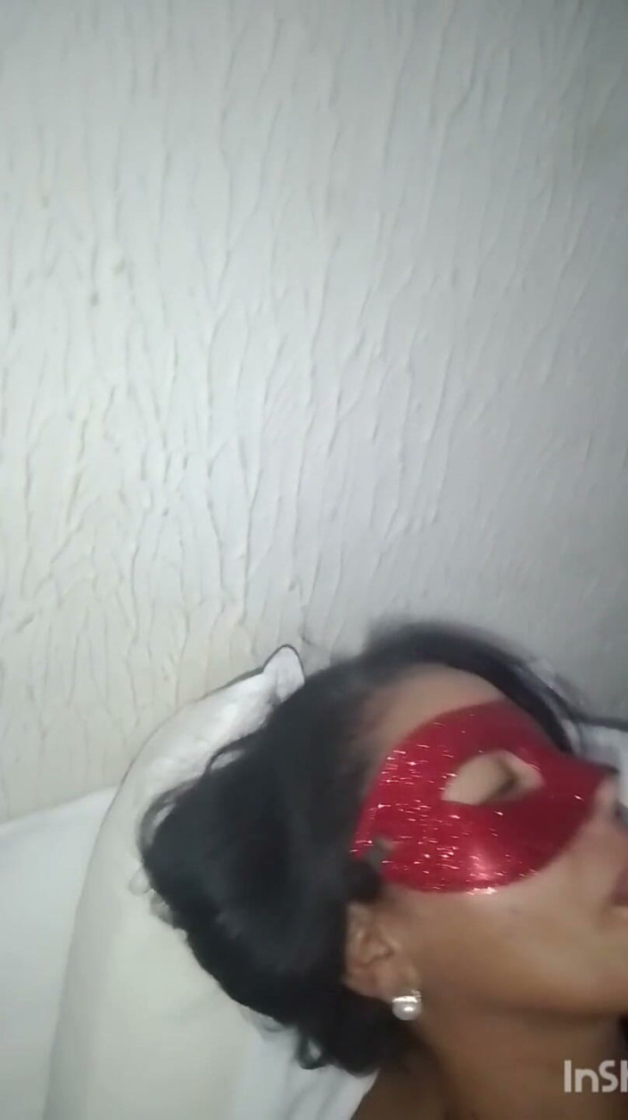 Elpaquik01: Cewek ini lagi asik muasin memeknya pakai mainan seks sama...
