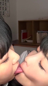 ¡¡POV!! Doble beso de lengua lésbico con estilo colegiala largo y juguetón - Hikari Mitsuki y Ena Yuzuriha