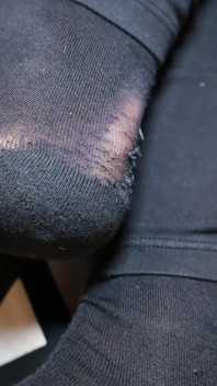 Calzini neri indossati e mocassini sporchi d'argento - le vere scarpe provocano in leggings