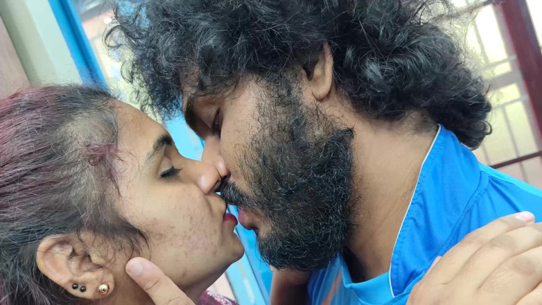 Vaigavarun45: Lip lock dan ciuman lidah