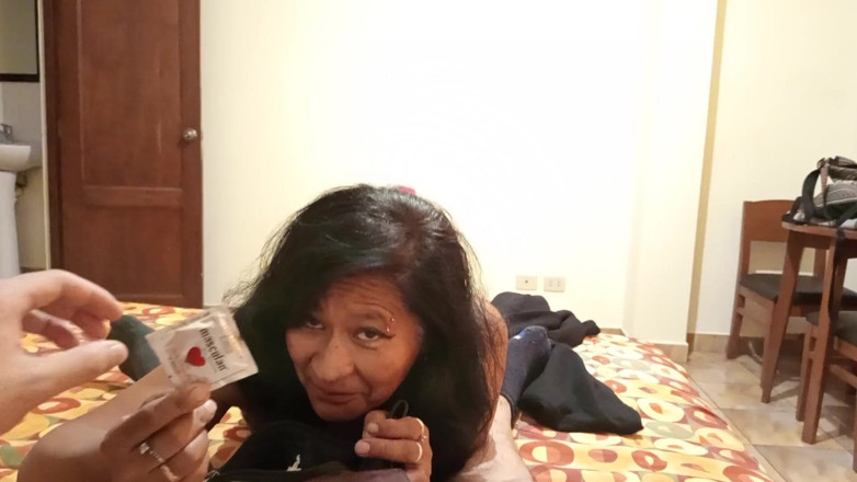Moo DBOXXX: อีกแล้วกับแม่ยาย เธอรักควยฉันมาก บอกว่าสามีเธออยู่บ้าน