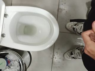 Sneakersmax98: Masturbazione in bagno pubblico