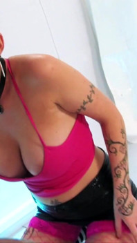 La milf bionda tettona emma louise bryant è una ragazza rock bollente che prende il suo grosso cazzo e le palle in profondità