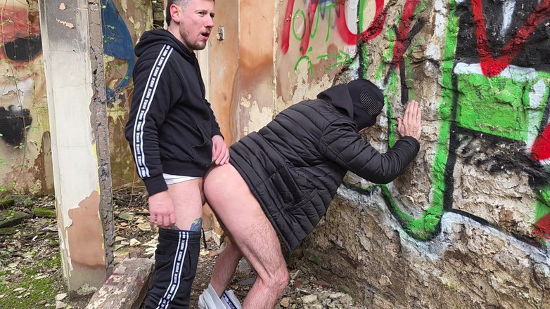 gaynaughtywelsh: Mijn geile stiefvader neuken in een verlaten gebouw zonder condoom,...